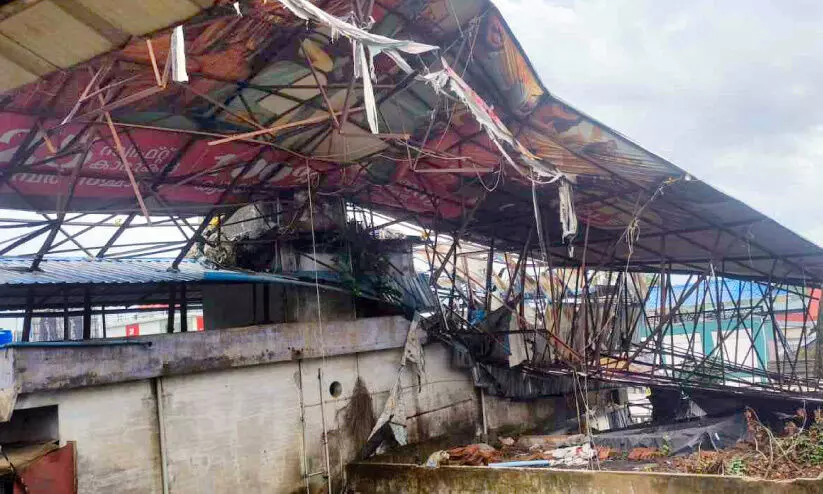 പറന്നെത്തി ദുരന്തം; കാറ്റിൽ കുന്നംകുളം മേഖലയിൽ വ്യാപക നാശം പറന്നെത്തി ദുരന്തം; കാറ്റിൽ കുന്നംകുളം മേഖലയിൽ വ്യാപക നാശം