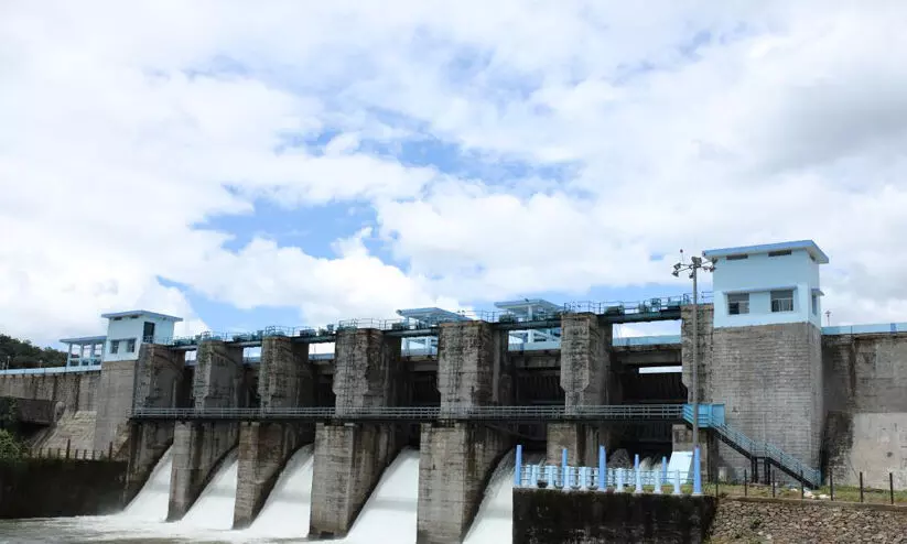 മലങ്കര ഡാം മുന്നറിയിപ്പില്ലാതെ തുറന്നു; പ്രതിഷേധവുമായി ജനങ്ങൾ, തെറ്റായ പ്രചാരണമെന്ന് മന്ത്രി