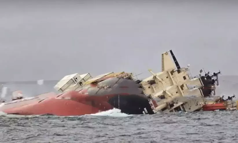 വെല്ലുവിളിയായി ക​പ്പ​ലി​ൽ​നി​ന്നു​ള്ള എ​ണ്ണ​പ്പാ​ട; കേരളതീരം മുഴുവനും ജാഗ്രത നിർദേശം