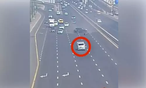 മൂ​ന്നു വാ​ഹ​ന​ങ്ങ​ളെ ഇ​ടി​ച്ച്​ ക​ട​ന്ന ഡ്രൈ​വ​റെ പി​ടി​കൂ​ടി​ പൊ​ലീ​സ്​