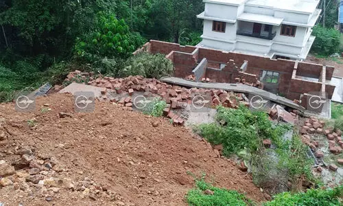മതിലിടിഞ്ഞ് വീണ് നിർമാണം പൂർത്തിയായ വീട് തകർന്നു; മറ്റൊരു വീടിന് കേടുപാടുകൾ
