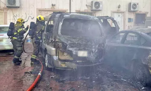 ജ​ഹ്‌​റ​യി​ൽ മൂ​ന്ന് വാ​ഹ​ന​ങ്ങ​ൾ​ക്ക് തീ​പി​ടി​ച്ചു