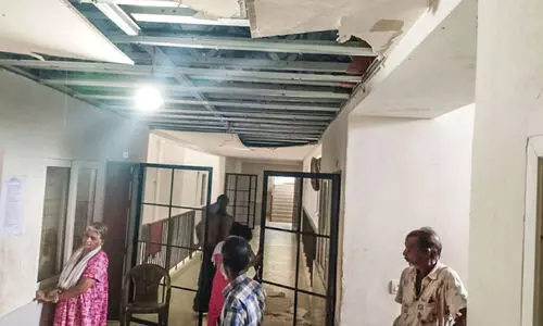 സീ​ലി​ങ്ങും വാ​ർ​ക്ക​യും അ​ട​ർ​ന്നു​​വീ​ഴു​ന്നു; വേനപ്പാറയിലെ ​ലൈഫ്​ ഫ്ലാറ്റ്​ അപകടാവസ്ഥയിൽ; അ​പ​ക​ടാ​വ​സ്ഥ​യി​ലാ​യ​ത് 2023ൽ ​ഉ​ദ്​​ഘാ​ട​നം ചെ​യ്ത ഫ്ലാറ്റ്