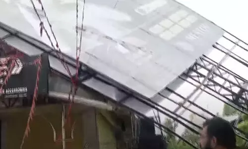 കൂറ്റൻ പരസ്യ ബോർഡ് മറിഞ്ഞുവീണു; അപകടം ഒഴിവായത് തലനാരിഴക്ക്