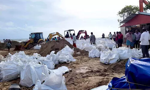 കടൽഭിത്തി തകർത്ത് ഐ.ആർ.ഇയുടെ കരിമണൽ ഖനനം