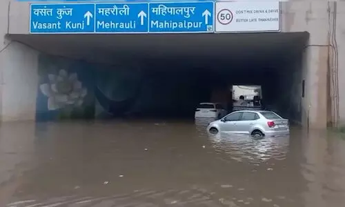 കലി തുള്ളി മഴ: വെള്ളത്തിനടിയിലായി ഡൽഹി നഗരം; നൂറിലധികം വിമാനങ്ങൾ തടസ്സപ്പെട്ടു