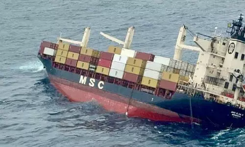 എണ്ണ കടലിൽ പടരുന്നു; ആഘാതം കുറക്കാൻ കോസ്റ്റ് ഗാർഡ് ശ്രമം, അതീവ ജാഗ്രതാ നിർദേശം