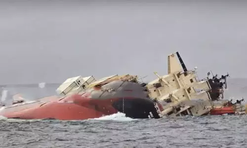 വെല്ലുവിളിയായി ക​പ്പ​ലി​ൽ​നി​ന്നു​ള്ള എ​ണ്ണ​പ്പാ​ട; കേരളതീരം മുഴുവനും ജാഗ്രത നിർദേശം