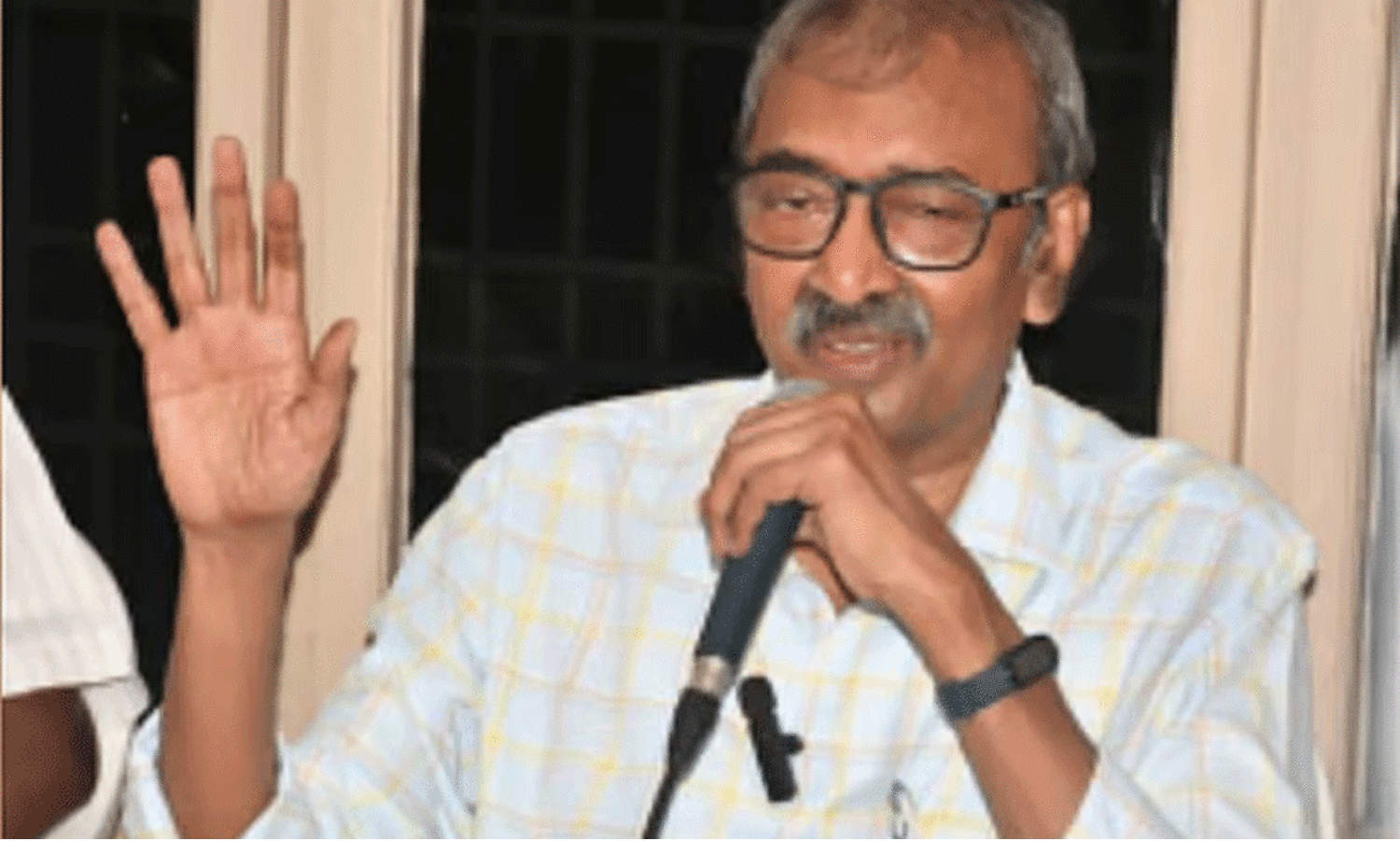 72ലും ക്യൂരിയോസിറ്റി അടങ്ങുന്നില്ല; 61 ബിരുദങ്ങൾ സ്വന്തമാക്കിയ ശേഷം വീണ്ടും പഠിക്കാനിറങ്ങിത്തിരിച്ച് ഈ ഡോക്ടർ