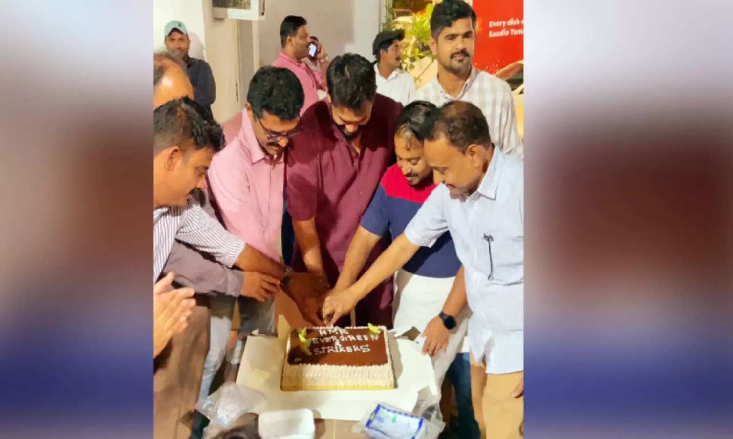 മീ​ഡി​യ​വ​ൺ സൂ​പ്പ​ർ ക​പ്പ്; വി​ജ​യം ആ​ഘോ​ഷി​ച്ച് എ​ച്ച്.​എം.​ആ​ർ,  സ്‌​ട്രൈ​ക്കേ​ഴ്‌​സ് എ​ഫ്.​സി ടീ​മു​ക​ൾ