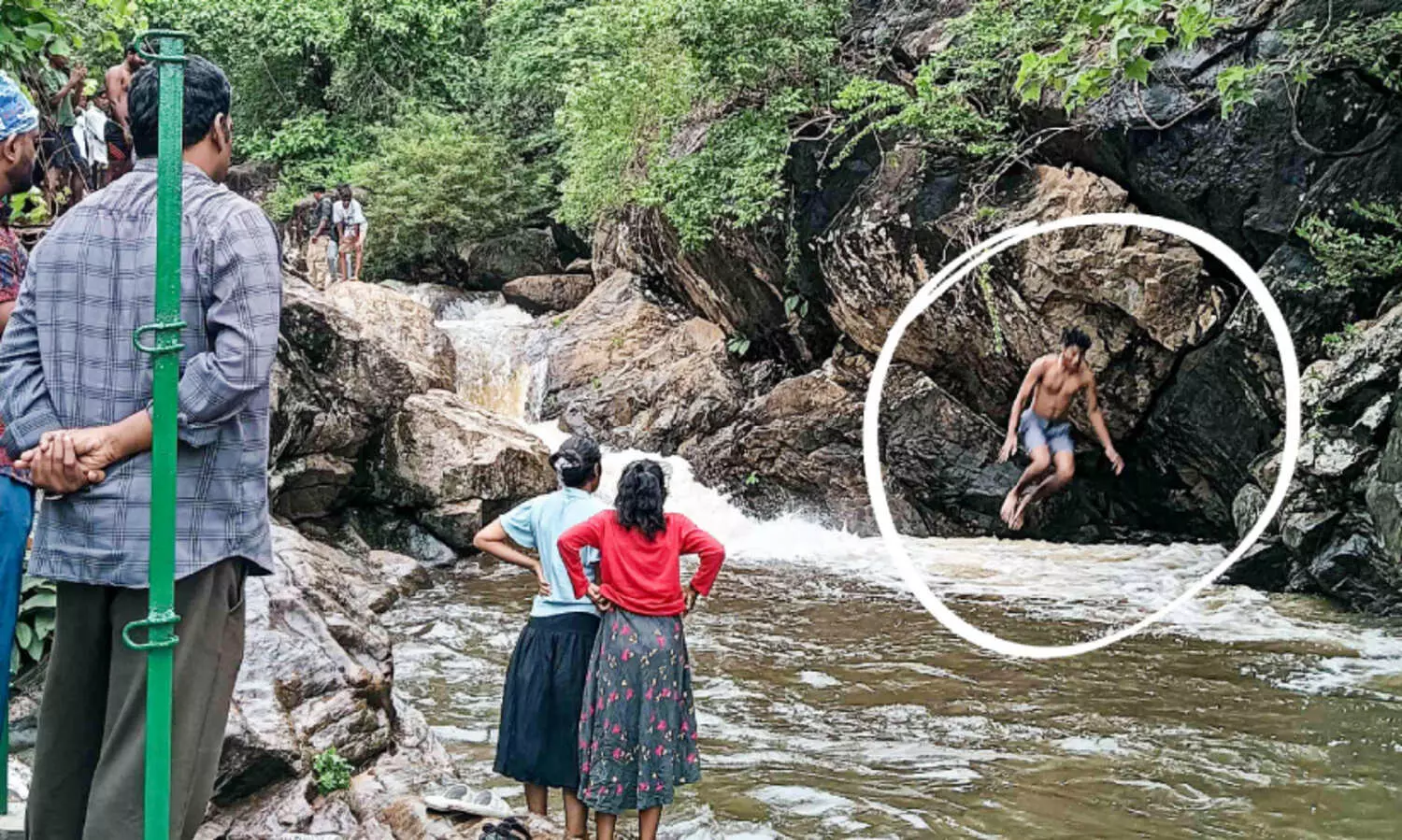 അപകടം പടിവാതിൽക്കൽ; കൊല്ലങ്കോട്ടെ വെള്ളച്ചാട്ടങ്ങളിൽ സഞ്ചാരികളുടെ എണ്ണം കൂടി