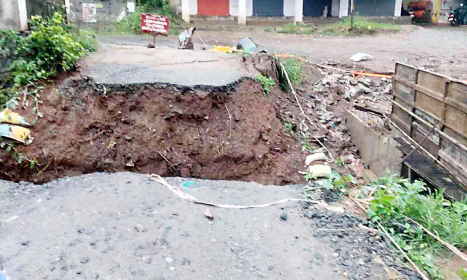 അട്ടപ്പാടിയിൽ വ്യാപക നാശം; ചു​ര​ത്തി​ൽ മ​രം വീ​ണ് ഗ​താ​ഗ​തം സ്തം​ഭി​ച്ചു,പല പ്ര​ദേ​ശ​ങ്ങ​ളും ഇ​രു​ട്ടി​ൽ