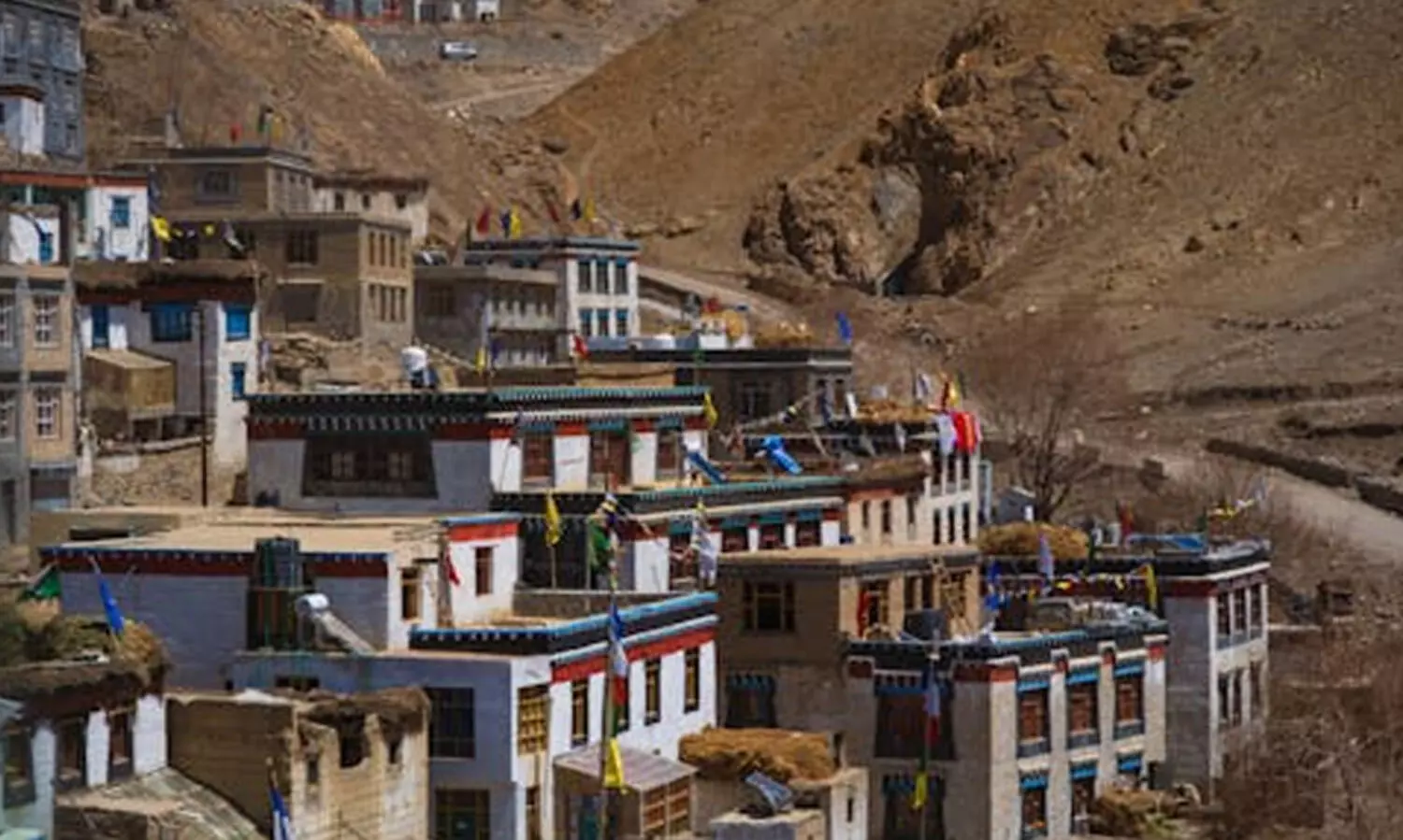 വാട്സാപ്പില്ല, ഇൻസ്റ്റഗ്രാമില്ല!   4ജിയുടെയും 5ജിയുടെയും കാലത്ത് ഇന്റർനെറ്റ് കണക്ടിവിറ്റി ഇല്ലാത്ത ഇന്ത്യൻ ഗ്രാമം