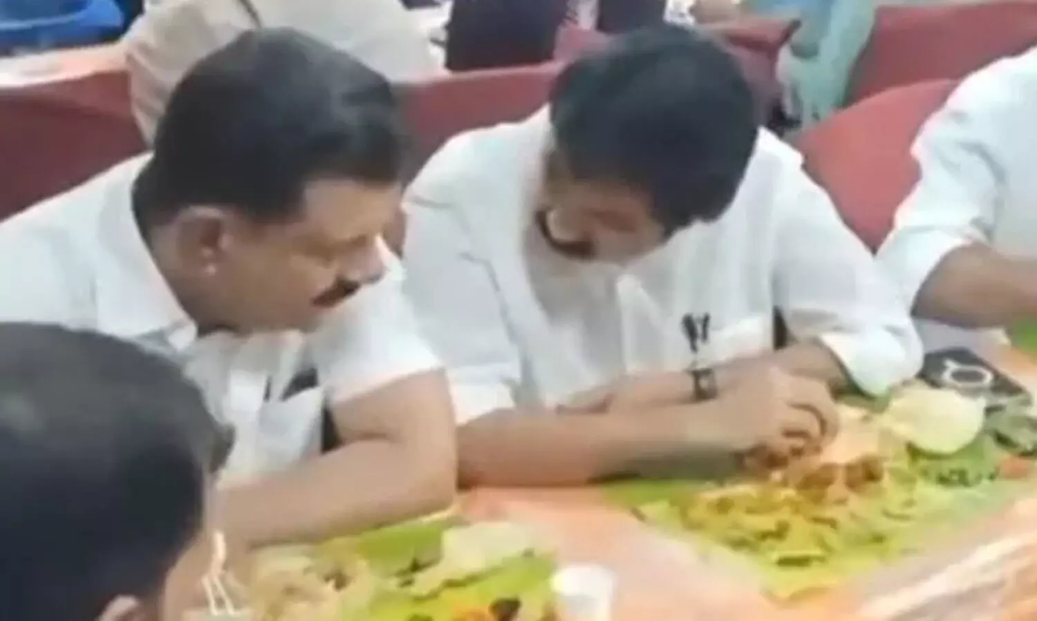 പരസ്യമായ എതിർപ്പും സമ്മർദ തന്ത്രവും ഒരു വശത്ത്; ഒരുമിച്ച് സദ്യയും കുശലം പറച്ചിലും മറുവശത്ത്, പി.വി.അൻവറിന്റെയും ആര്യാടൻ ഷൗക്കത്തിന്റെയും ദൃശ്യങ്ങൾ വൈറൽ