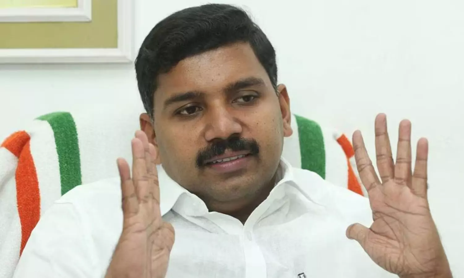 ആര്യാടൻ ഷൗക്കത്തിന് അഭിവാദ്യങ്ങൾ നേർന്ന് വി.എസ് ജോയ്