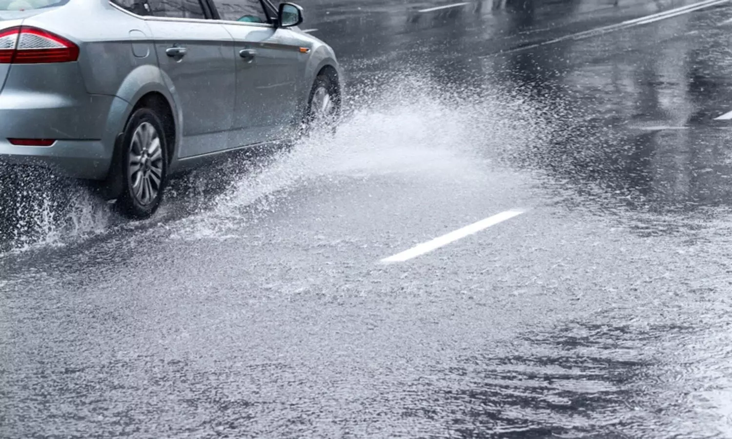 മഴക്കാലമാണ്, വാഹനമോടിക്കുമ്പോൾ ഇക്കാര്യങ്ങൾ ശ്രദ്ധിക്കുക!