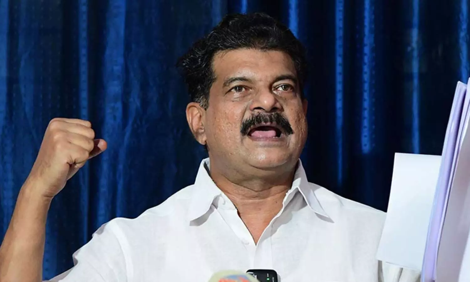 അപമാനിതനായി പ്രതികാരദാഹത്തോടെ പി.വി. അൻവർ; സമ്മർദ തന്ത്രത്തിന് പുല്ലുവില നൽകി കോൺഗ്രസ്, പ്രതികരിക്കാനില്ലെന്ന് ഷൗക്കത്ത്