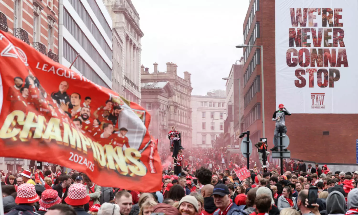 ആൻഫീൽഡ് ചുവന്ന രാത്രി; ആ​ഘോ​ഷ​മൊ​ടു​ങ്ങാ​തെ ലി​വ​ർ​പൂ​ൾ