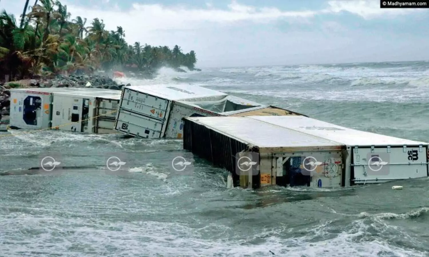 കരക്കടിഞ്ഞത് 40ഓളം കണ്ടെയ്നറുകൾ, മിക്കതും കാലി; 200 മീ. അകലം പാലിക്കണം