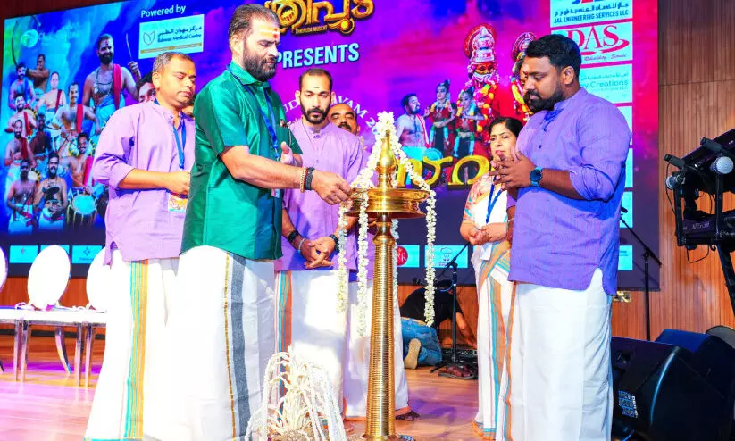 നി​റ​ഞ്ഞാ​ടി ഗ​രു​ഡ​ൻ പ​റ​വ; ആ​വേ​ശ​മാ​യി ത്രി​പു​ടോ​ത്സ​വം