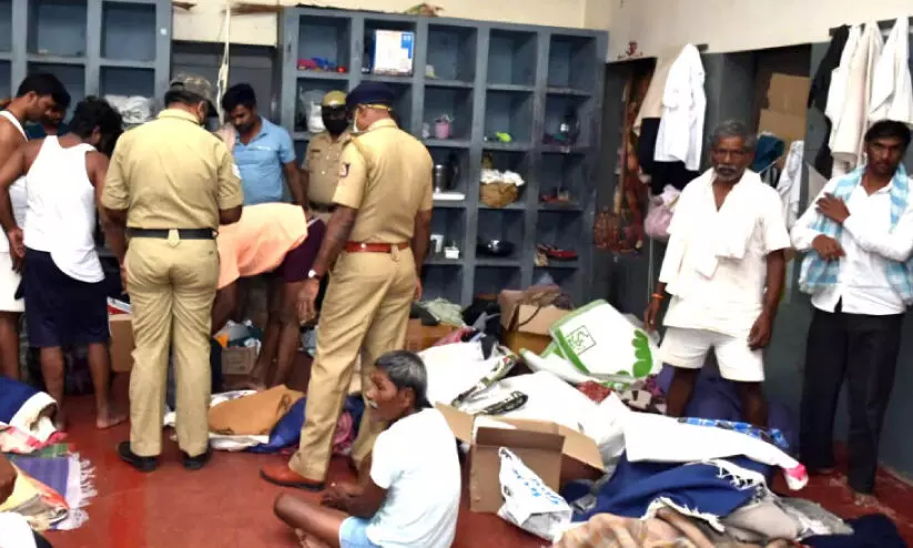 സെ​ൻ​ട്ര​ൽ ജ​യി​ലി​ൽ റെ​യ്ഡ്; പ​ണ​വും ഫോ​ണും പി​ടി​കൂ​ടി