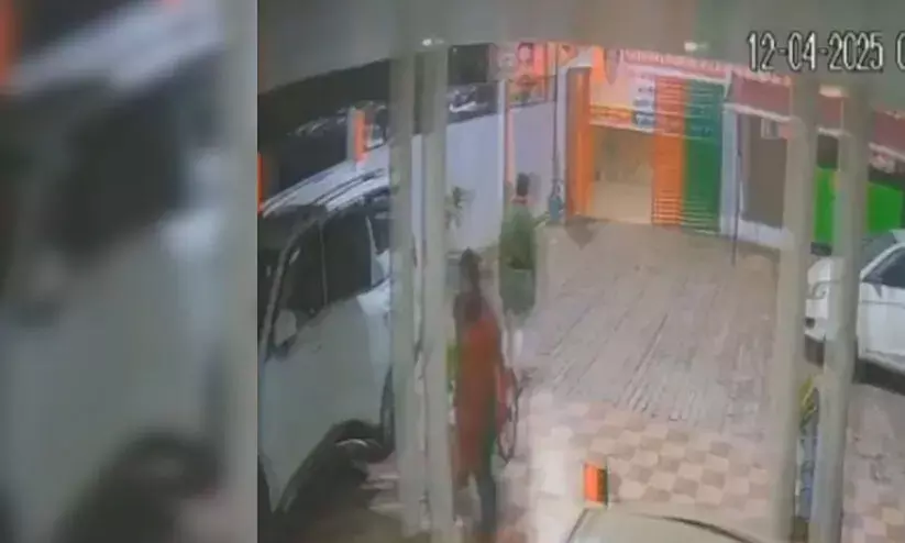 പാർട്ടി ഓഫീസിനുള്ളിൽ പ്രവർത്തകയുമൊത്തുള്ള ദൃശ്യങ്ങൾ വൈറലായി; ബി.ജെ.പി നേതാവിന് നോട്ടീസ് പാർട്ടി ഓഫീസിനുള്ളിൽ പ്രവർത്തകയുമൊത്തുള്ള ദൃശ്യങ്ങൾ വൈറലായി; ബി.ജെ.പി നേതാവിന് നോട്ടീസ്