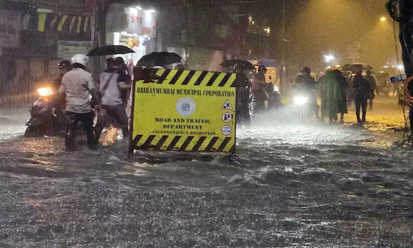 മുംബൈയിൽ ഇടതടവില്ലാതെ മഴ: 3,100 താമസക്കാരോട് സുരക്ഷിത സ്ഥലങ്ങളിലേക്ക് മാറാൻ നിർദേശം, വിമാന സർവീസുകൾ തടസ്സപ്പെട്ടു മുംബൈയിൽ ഇടതടവില്ലാതെ മഴ: 3,100 താമസക്കാരോട് സുരക്ഷിത സ്ഥലങ്ങളിലേക്ക് മാറാൻ നിർദേശം, വിമാന സർവീസുകൾ തടസ്സപ്പെട്ടു
