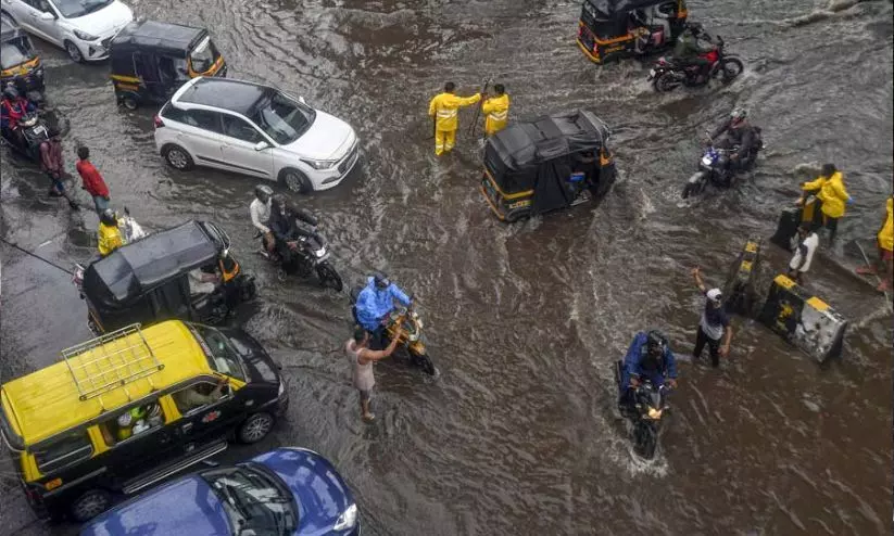 കനത്ത മഴയിൽ മുങ്ങി മുംബൈയും ഡൽഹിയും; പലയിടത്തും വെള്ളക്കെട്ട്, ഗതാഗതം താറുമാറായി -വിഡിയോ കനത്ത മഴയിൽ മുങ്ങി മുംബൈയും ഡൽഹിയും; പലയിടത്തും വെള്ളക്കെട്ട്, ഗതാഗതം താറുമാറായി -വിഡിയോ