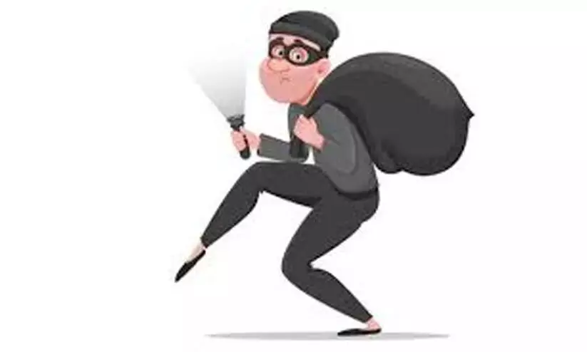 ഒറ്റക്ക് താമസിക്കുന്ന റിട്ട. അധ്യാപികയെ ആക്രമിച്ച് സ്വർണം കവർന്നു