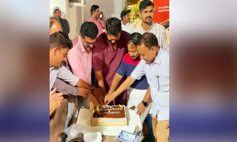 മീ​ഡി​യ​വ​ൺ സൂ​പ്പ​ർ ക​പ്പ്; വി​ജ​യം ആ​ഘോ​ഷി​ച്ച് എ​ച്ച്.​എം.​ആ​ർ,  സ്‌​ട്രൈ​ക്കേ​ഴ്‌​സ് എ​ഫ്.​സി ടീ​മു​ക​ൾ