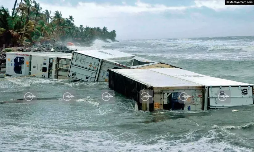 കരക്കടിഞ്ഞത് 40ഓളം കണ്ടെയ്നറുകൾ, മിക്കതും കാലി; 200 മീ. അകലം പാലിക്കണം കരക്കടിഞ്ഞത് 40ഓളം കണ്ടെയ്നറുകൾ, മിക്കതും കാലി; 200 മീ. അകലം പാലിക്കണം