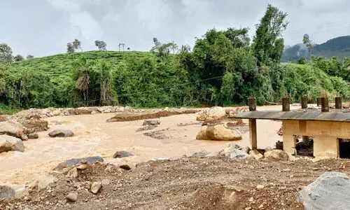 ചൂ​ര​ൽ​മ​ല പു​ഴ​യി​ൽ ശ​ക്ത​മാ​യ നീ​രൊ​ഴു​ക്ക്; നാ​ട്ടു​കാ​ർ ഭീ​തി​യി​ൽ; ര​ണ്ടു ദി​വ​സ​മാ​യി പ്ര​ദേ​ശ​ത്ത് വൈ​ദ്യു​തി​യി​ല്ല