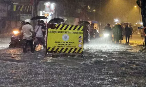 മുംബൈയിൽ ഇടതടവില്ലാതെ മഴ: 3,100 താമസക്കാരോട് സുരക്ഷിത സ്ഥലങ്ങളിലേക്ക് മാറാൻ നിർദേശം, വിമാന സർവീസുകൾ തടസ്സപ്പെട്ടു