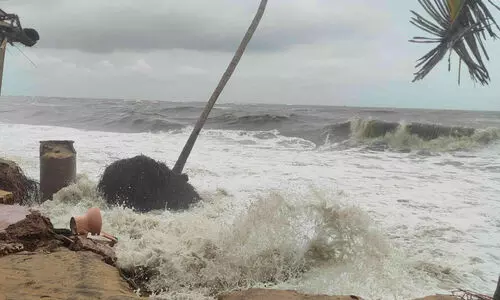 പൊന്നാനിയിൽ കടലാക്രമണം രൂക്ഷം; പതിനഞ്ചോളം വീടുകളിലേക്ക് വെള്ളം കയറി പൊന്നാനിയിൽ കടലാക്രമണം രൂക്ഷം; പതിനഞ്ചോളം വീടുകളിലേക്ക് വെള്ളം കയറി