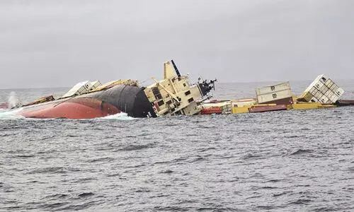 കൊച്ചിയിൽ മുങ്ങിയ കപ്പലിലെ കണ്ടെയ്നറുകളിൽ രണ്ടെണ്ണം ആലപ്പുഴ തീരത്ത് അടിഞ്ഞു