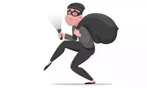 ഒറ്റക്ക് താമസിക്കുന്ന റിട്ട. അധ്യാപികയെ ആക്രമിച്ച് സ്വർണം കവർന്നു