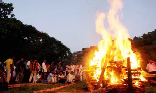 മൃ​ത​ദേ​ഹം ദ​ഹി​പ്പി​ച്ച് സം​സ്കാ​രം ന​ട​ത്തു​ന്ന​തി​നെ​തി​രെ നി​യ​മ​ന​ട​പ​ടി സ്വീ​ക​രി​ക്കാ​ൻ ആ​ഹ്വാ​നം