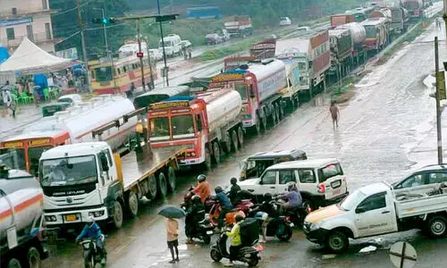 എ​തി​ർ​പ്പു​ക​ൾ അ​വ​ഗ​ണി​ച്ച് അ​ടി​പ്പാ​ത നി​ർ​മാ​ണം; ദേ​ശീ​യ​പാ​ത​യി​ൽ ഗ​താ​ഗ​ത​ക്കു​രു​ക്ക് നീ​ളു​ന്ന​ത് മ​ണി​ക്കൂ​റു​ക​ൾ
