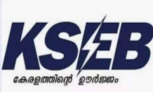 വൈദ്യുതിബന്ധം പുനഃസ്ഥാപിച്ചില്ല; കെ.എസ്.ഇ.ബി ഓഫിസിൽ യുവതിയുടെ ആത്മഹത്യഭീഷണി വൈദ്യുതിബന്ധം പുനഃസ്ഥാപിച്ചില്ല; കെ.എസ്.ഇ.ബി ഓഫിസിൽ യുവതിയുടെ ആത്മഹത്യഭീഷണി
