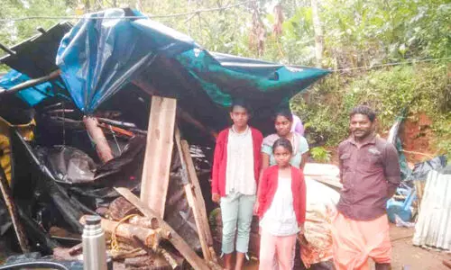 കാറ്റിലും മഴയിലും വീട് തകർന്നു; കുടുംബം രക്ഷപ്പെട്ടത് തലനാരിഴക്ക്