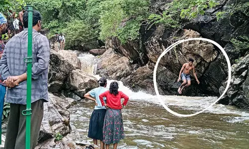 അപകടം പടിവാതിൽക്കൽ; കൊല്ലങ്കോട്ടെ വെള്ളച്ചാട്ടങ്ങളിൽ സഞ്ചാരികളുടെ എണ്ണം കൂടി