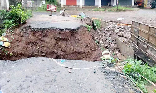 അട്ടപ്പാടിയിൽ വ്യാപക നാശം; ചുരത്തിൽ മരം വീണ് ഗതാഗതം സ്തംഭിച്ചു,പല പ്രദേശങ്ങളും ഇരുട്ടിൽ അട്ടപ്പാടിയിൽ വ്യാപക നാശം; ചുരത്തിൽ മരം വീണ് ഗതാഗതം സ്തംഭിച്ചു,പല പ്രദേശങ്ങളും ഇരുട്ടിൽ
