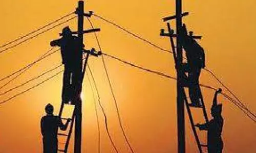 ശക്തമായ കാറ്റും മഴയും തുടരുന്നു; കെ.എസ്.ഇ.ബിക്ക് നഷ്ടം 56.77 കോടി രൂപ, 1596 ഹൈടെൻഷൻ പോസ്റ്റുകളും, 10573 ലോ ടെൻഷൻ  പോസ്റ്റുകളും തകർന്നു