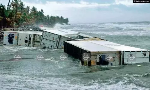 കരക്കടിഞ്ഞത് 40ഓളം കണ്ടെയ്നറുകൾ, മിക്കതും കാലി; 200 മീ. അകലം പാലിക്കണം