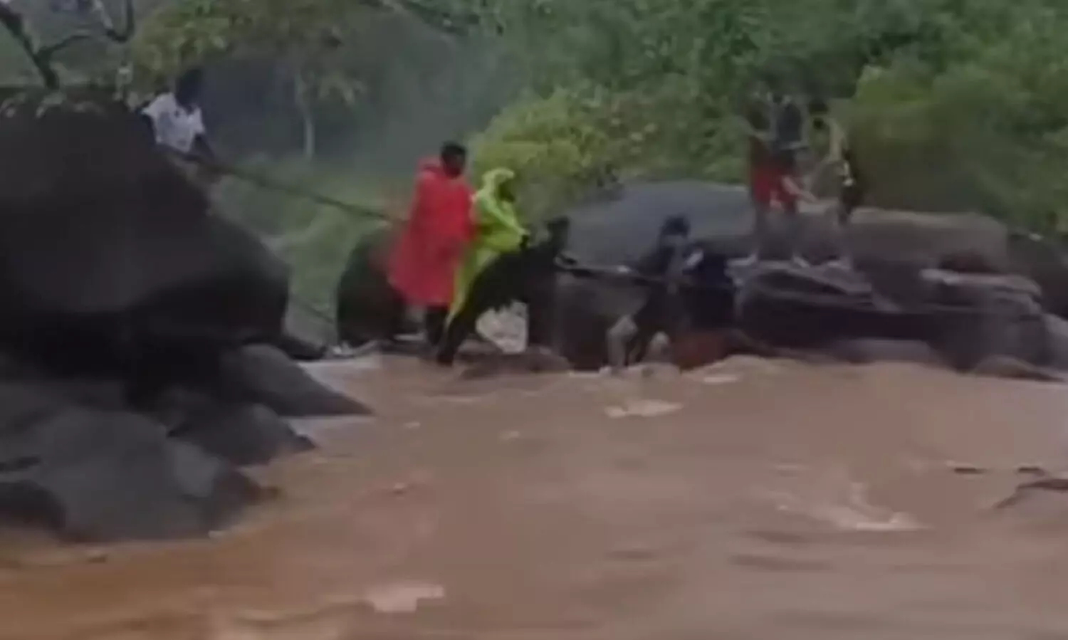 ടൂ​റി​സ്റ്റു​ക​ൾ വെ​ള്ള​ച്ചാ​ട്ടത്തിനു മു​ക​ളി​ൽ കു​ടു​ങ്ങി; നാ​ട്ടു​കാ​ർ ര​ക്ഷ​ക​രാ​യി
