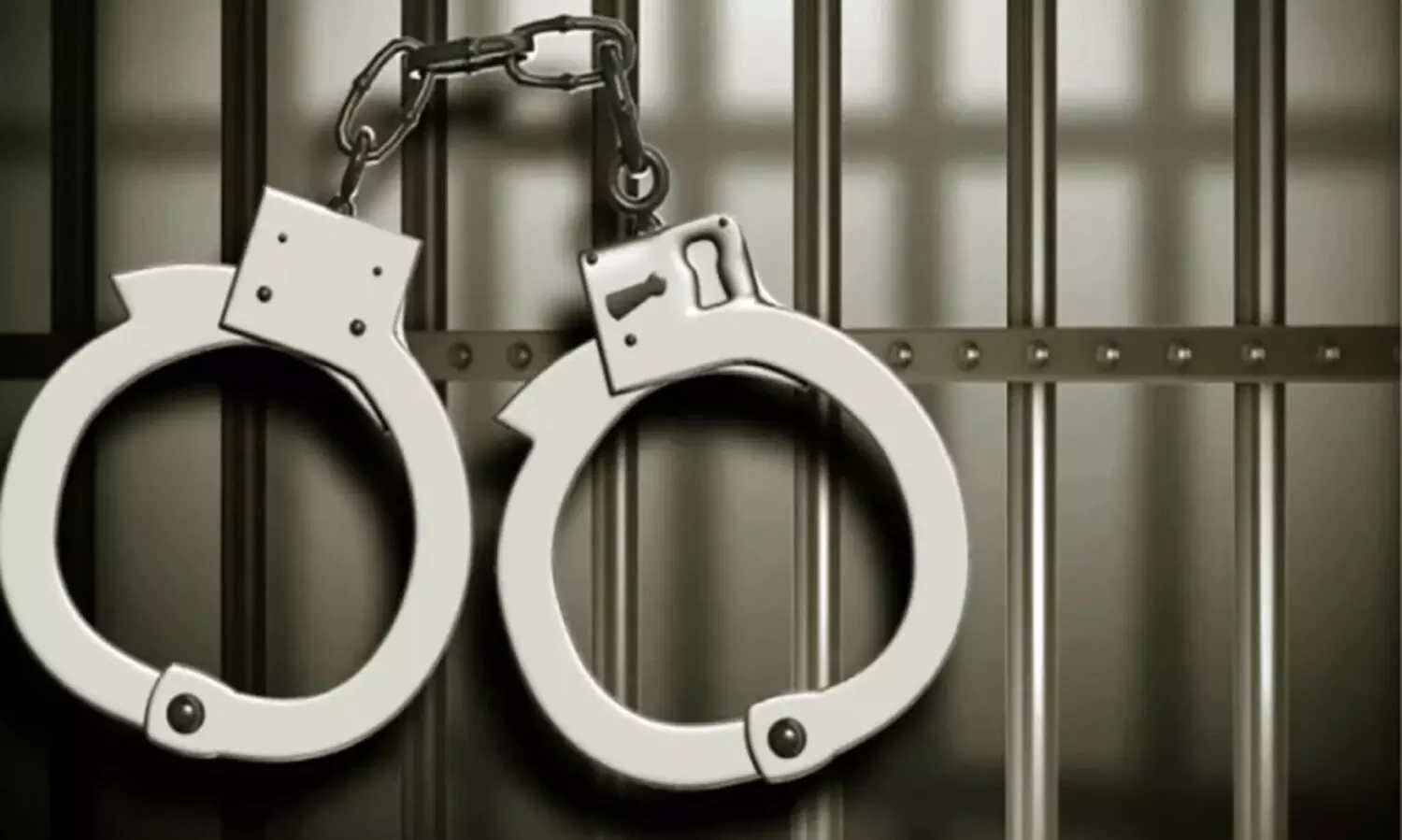 കു​രു​മു​ള​ക് സ്പ്രേ, ​മ​യ​ക്കു​മ​രു​ന്നു​ക​ൾ എ​ന്നി​വ​യു​മാ​യി പി​ടി​യി​ൽ