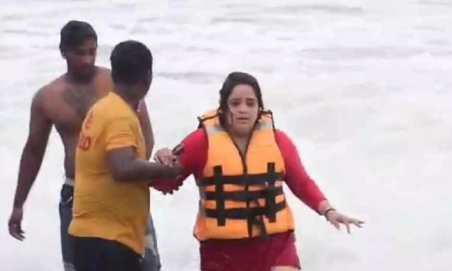 കൂറ്റൻ തിരമാലയിൽപ്പെട്ട് സ്പീഡ് ബോട്ടിൽ നിന്ന് തെറിച്ചുവീണു; സൗരവ് ഗാംഗുലിയുടെ ബന്ധുക്കൾക്ക് പുരി കടലിൽ ഭീകരാനുഭവം