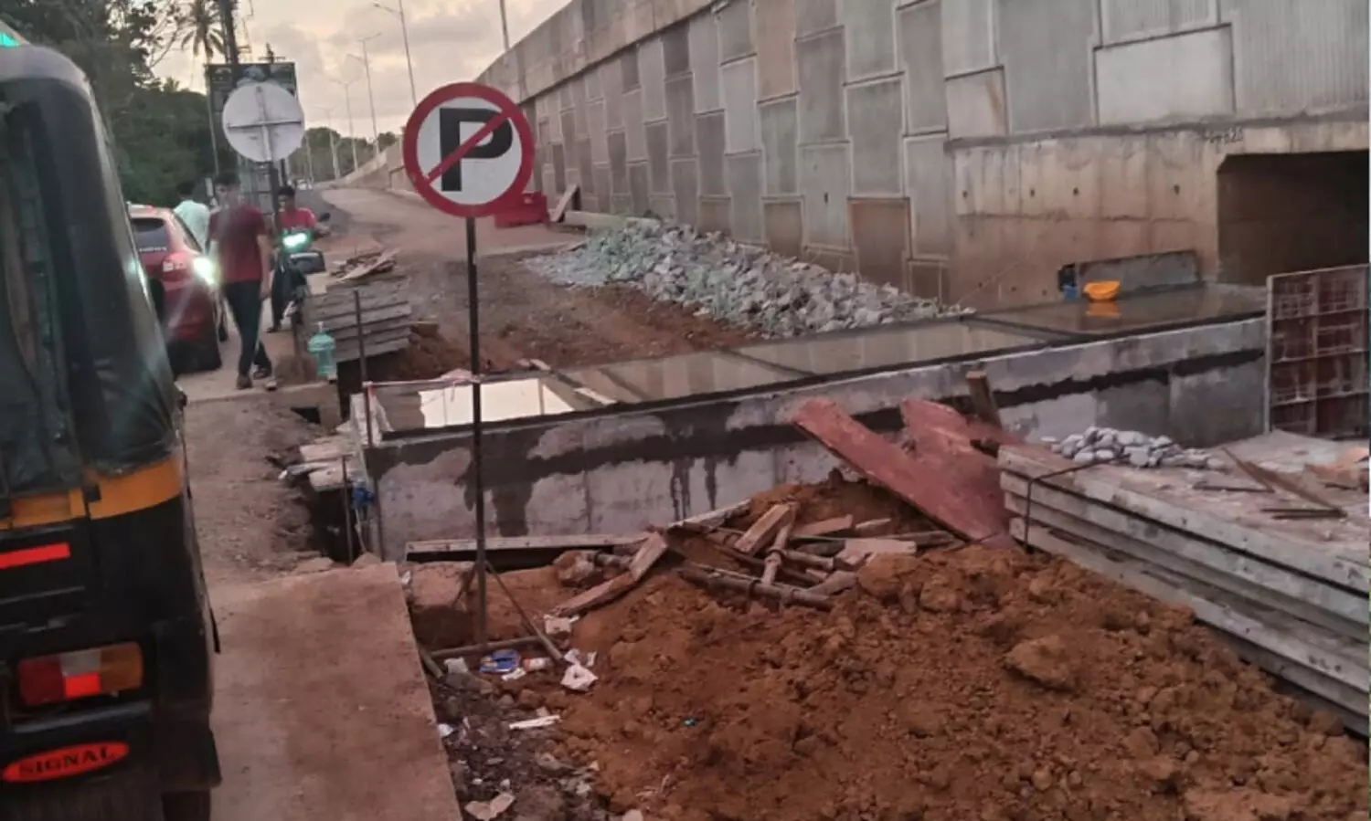 മൊ​ഗ്രാ​ൽ സ​ർ​വി​സ് റോ​ഡ് അ​ട​ച്ചി​ട്ട് മൂ​ന്നാ​ഴ്ച; യാ​ത്ര​ക്കാ​ർ ദു​രി​ത​ത്തി​ൽ