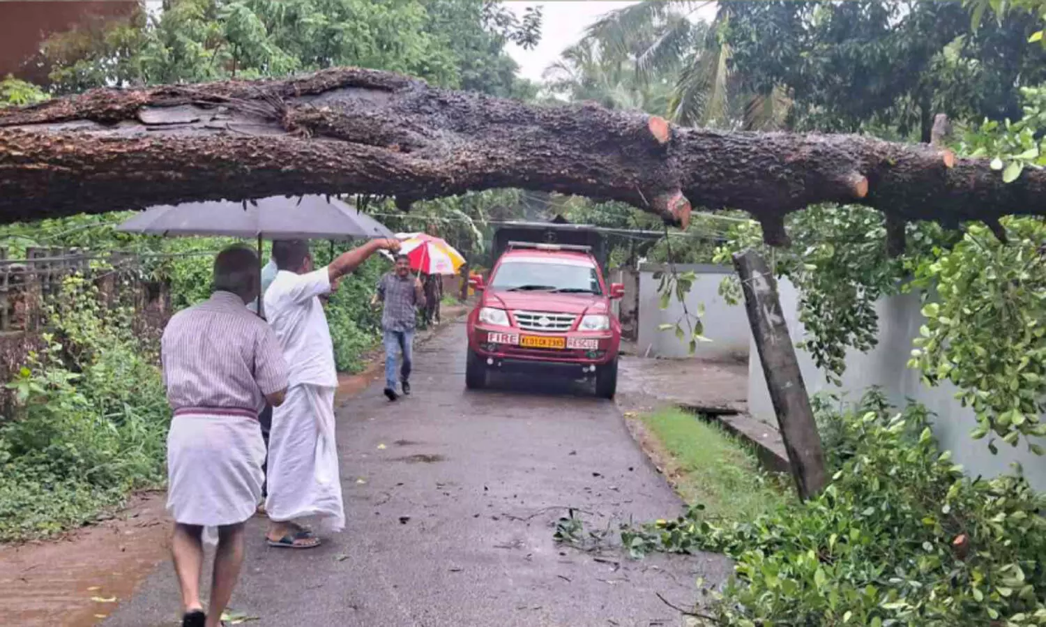 ക​ട​ൽ പ്ര​ക്ഷു​ബ്ധം ,ആശങ്കയിൽ തീ​ര​ദേ​ശം