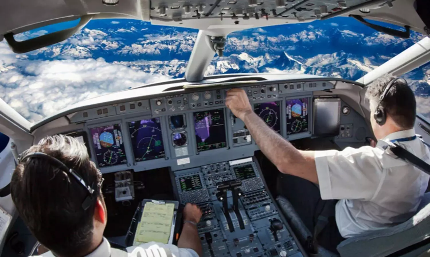 പൈലറ്റ് ട്രെയിനിങ് അപേക്ഷയിൽ മാറ്റം വരുത്താനൊരുങ്ങി ഡി.ജി.സി.എ; ഇനിമുതൽ ആർട്‌സ്, കൊമേഴ്‌സ് വിദ്യാർത്ഥികൾക്കും അപേക്ഷിക്കാം